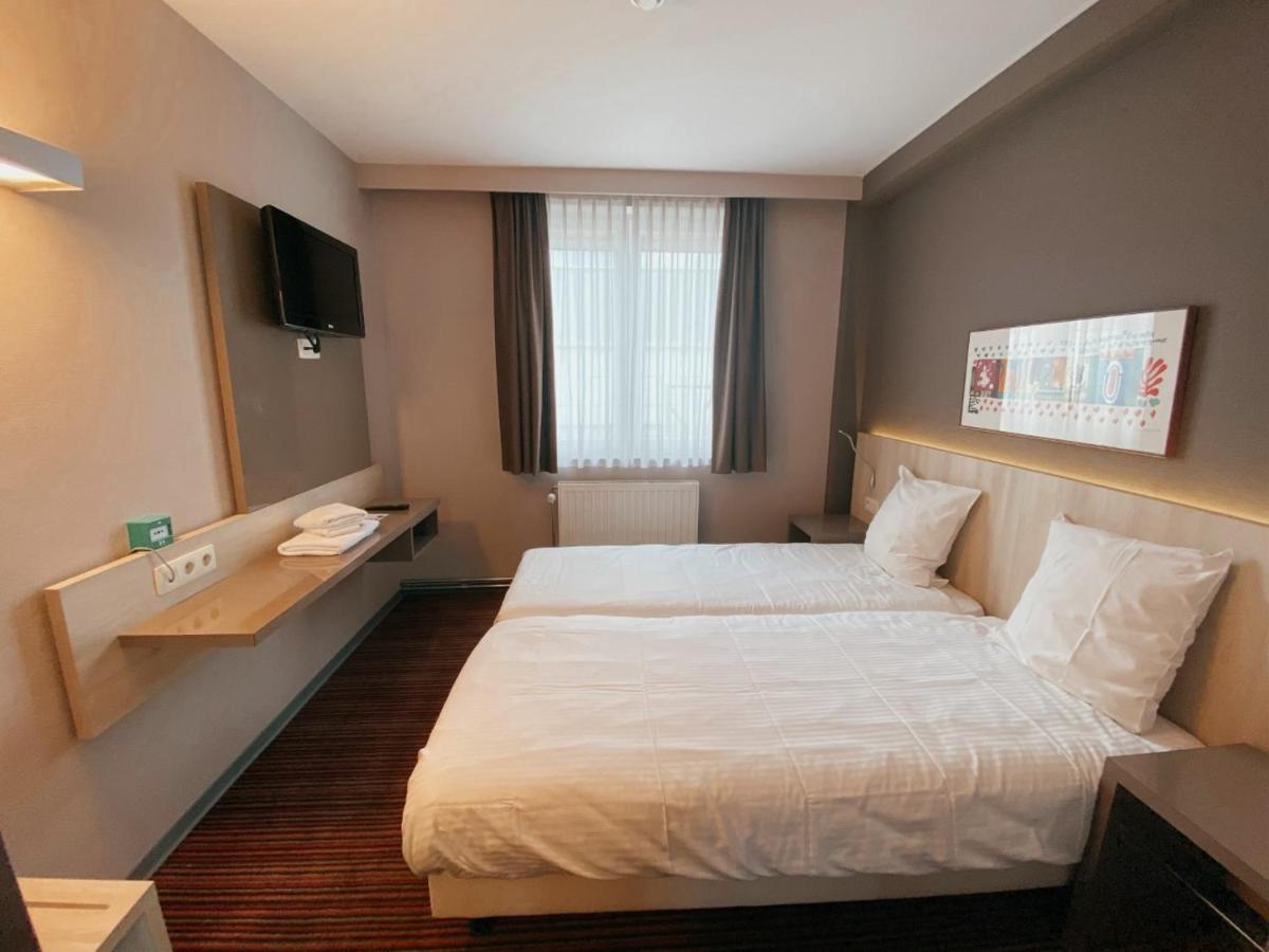 Hotel Les100Ciels Saint-Hubert Exterior photo